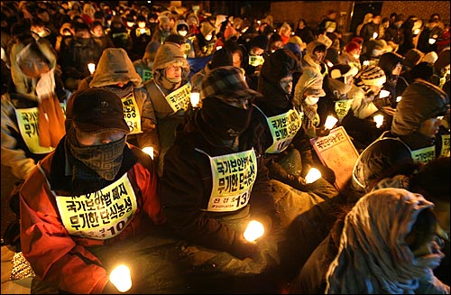 국가보안법폐지 단식농성단 100여명은 27일 저녁 서울 용산구 한남동 김원기 국회의장 공관앞에서 국가보안법 폐지안 직권상정을 촉구하며 촛불시위를 벌였다. 